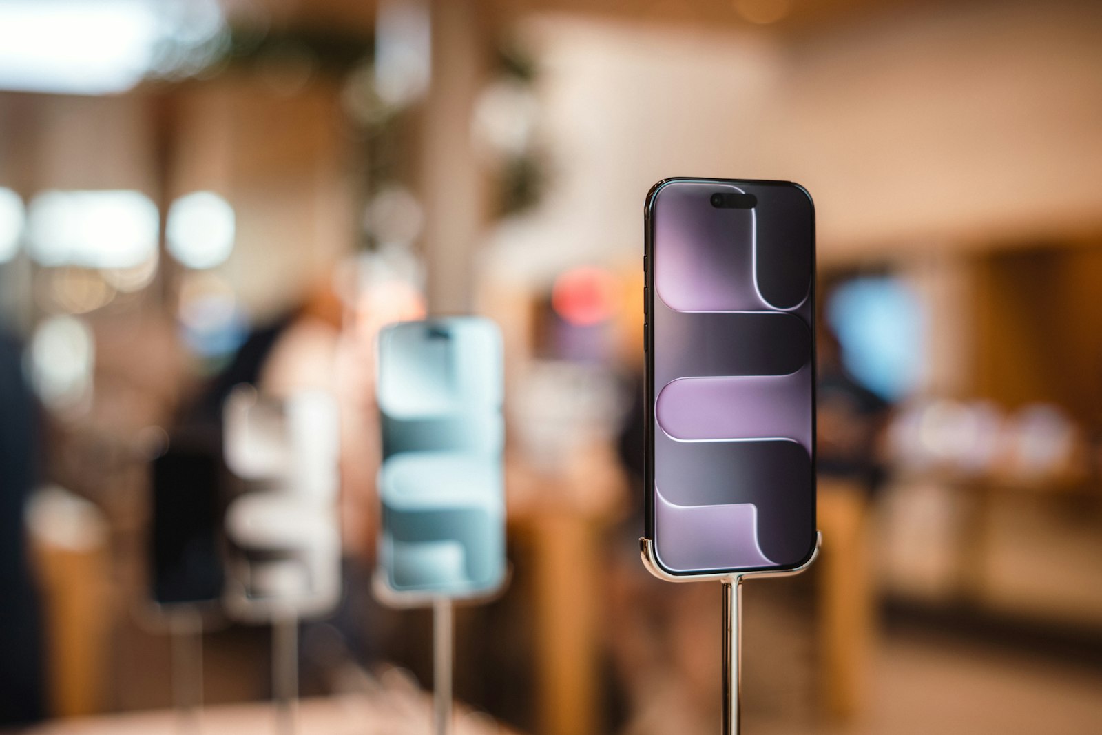 Smartphones displayed on stands in a store — Photo on Unsplash